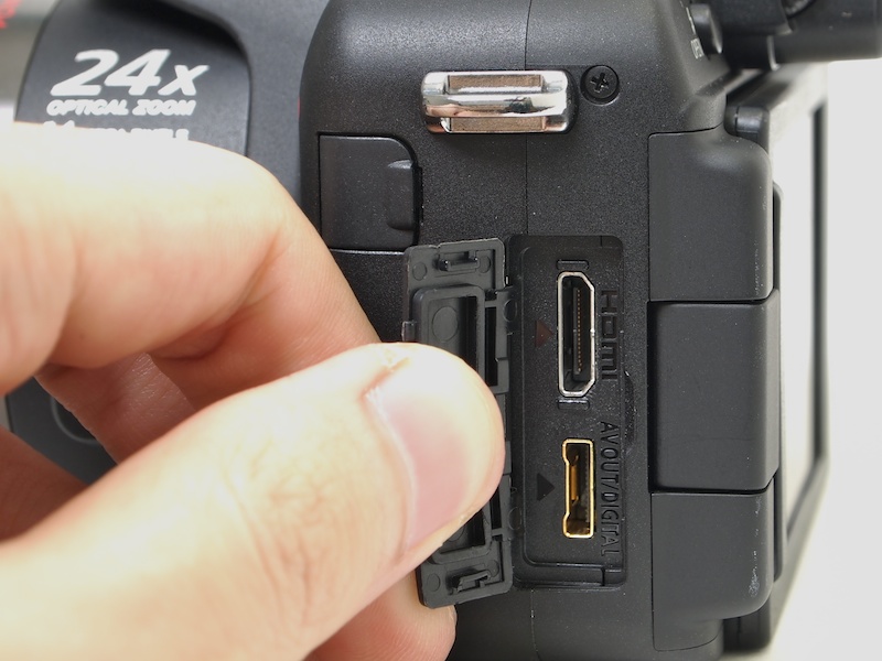 <b>HDMI端子（上）とDIGITAL/AV OUT端子（下）。</b>