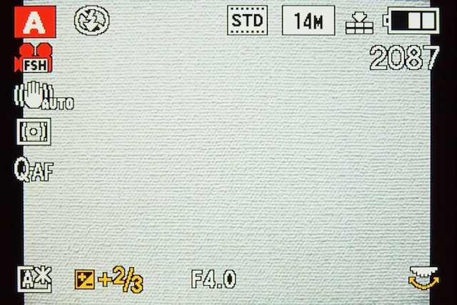<b>露出補正の方法は2通り。後ダイヤルの押し込み操作で、左下の露出補正のアイコンの色が変わったら、後ダイヤルを回転させて補正値を設定させる。または4方向ボタン上から露出補正表示（露出スケール）表示させて、左右ボタンで補正値を設定する</b>