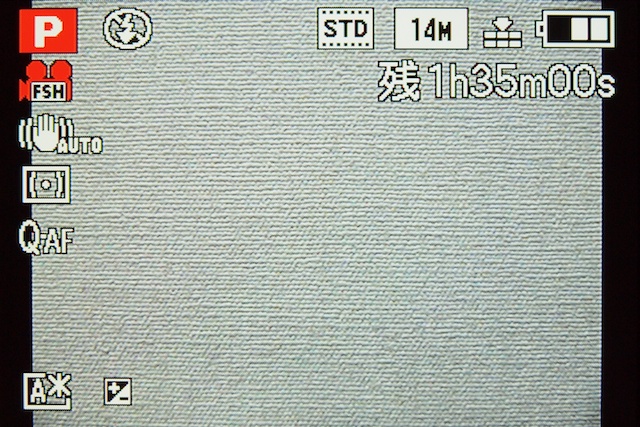 <b>静止画の撮影可能枚数（左）と動画の撮影可能時間（右）の表示切換えは、セットアップメニュー内の「残量表示切換」でおこなう。DMC-FX700のようにDISPLAYボタン操作で切換わればイイのに</b>