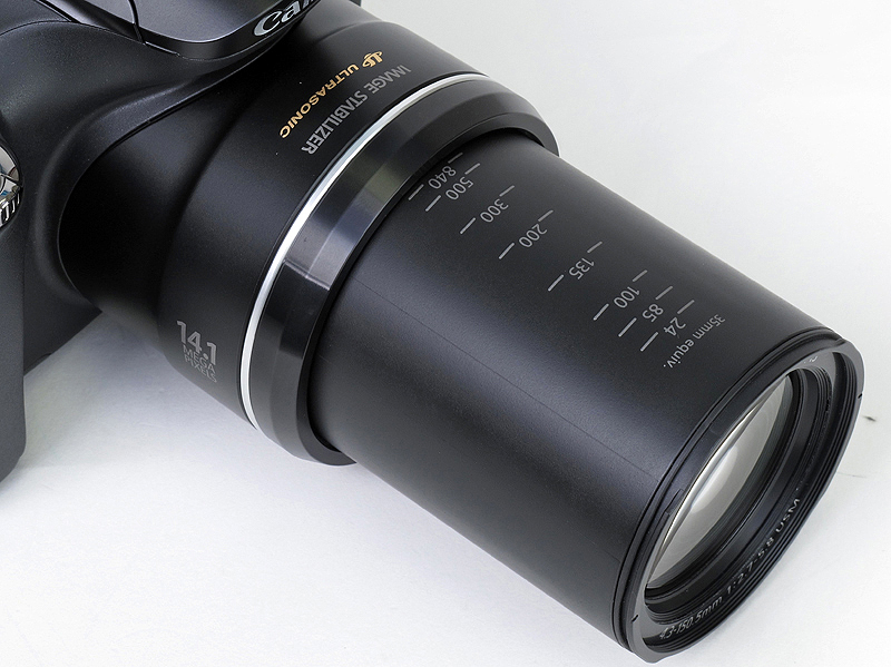 <b>鏡胴には35mm判換算焦点距離の目盛が付いている</b>