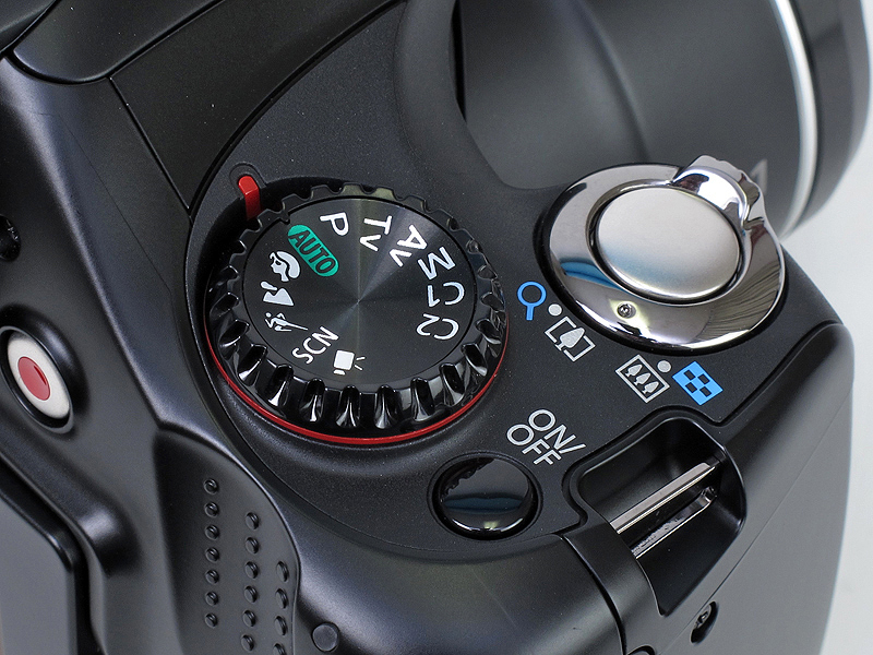 <b>一眼レフカメラに似たモードダイヤルを装備。PowerShot上級機モデルらしくカスタムモード（設定を記録できる）も2つ装備</b>