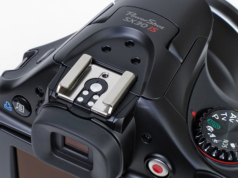 <b>ホットシューはEOS用ストロボを使用可能</b>