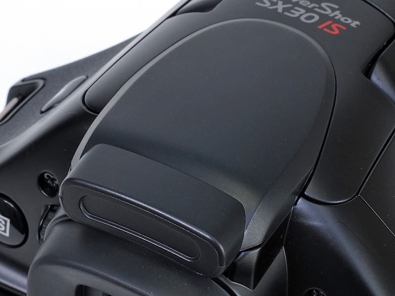 <b>ホットシューには樹脂製のカバーが付いている</b>