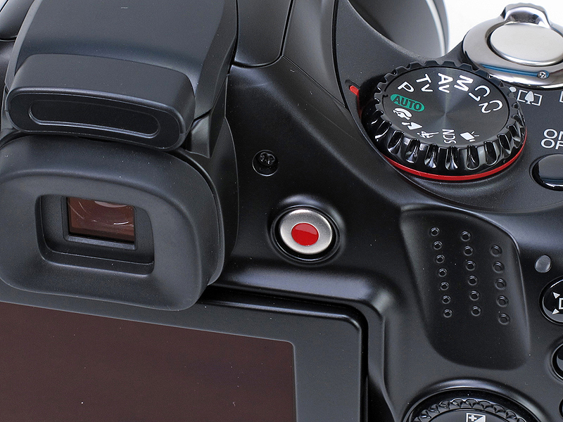 <b>ファインダーの横に録画開始のボタンを備える</b>