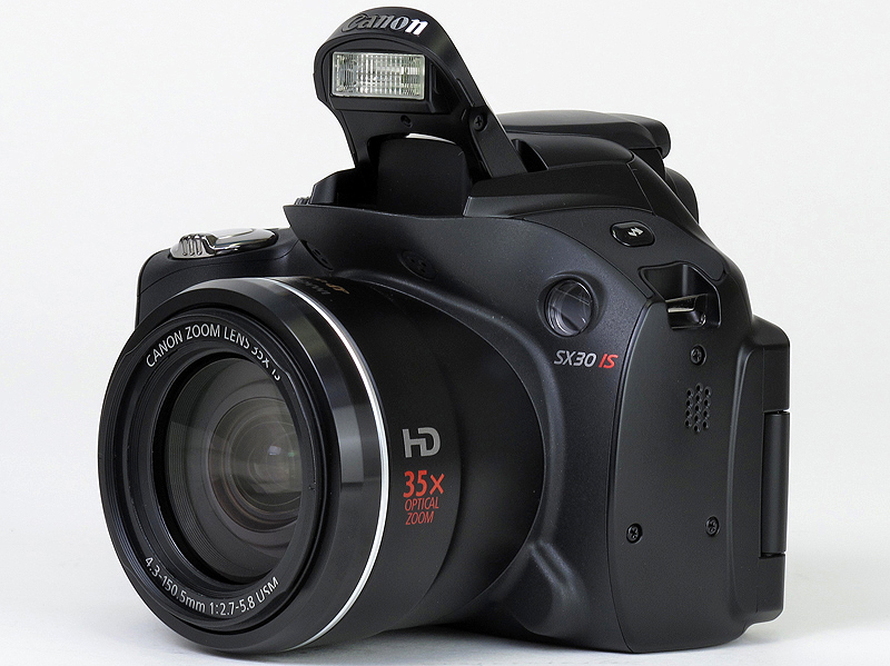 <b>内蔵ストロボは手動ポップアップ式</b>