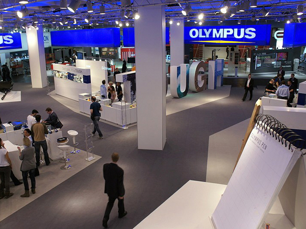<b>フォトキナ2010のオリンパスブース（左）。ペンシリーズに比べて、E-5の展示スペースは大きくなかった（右）</b>