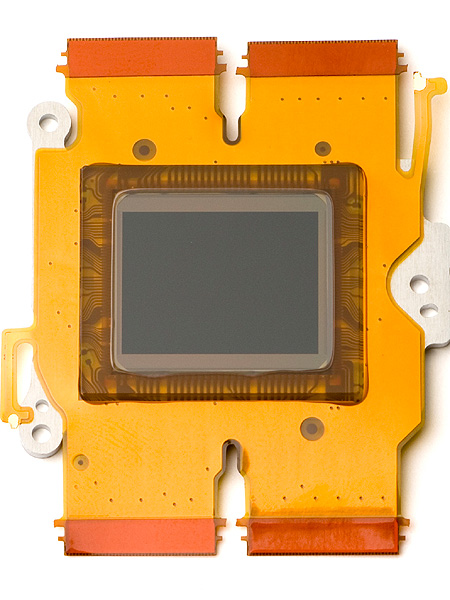 <b>E-5は、撮像素子直前にあるローパスフィルター（左）のパワーを弱めることで解像力を上げた「ファインディテール処理」を初搭載。モアレなどに関しては、新開発の画像処理エンジン「TruePic V+」（右）で軽減する仕組み</b>