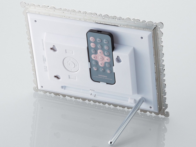 <b>背面のリモコンホルダー</b>