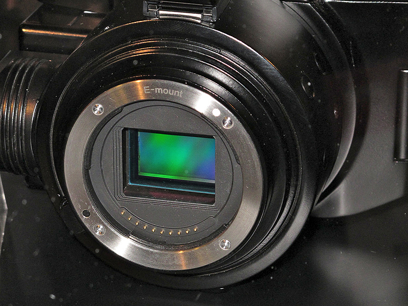 <b>Eマウントを採用</b>