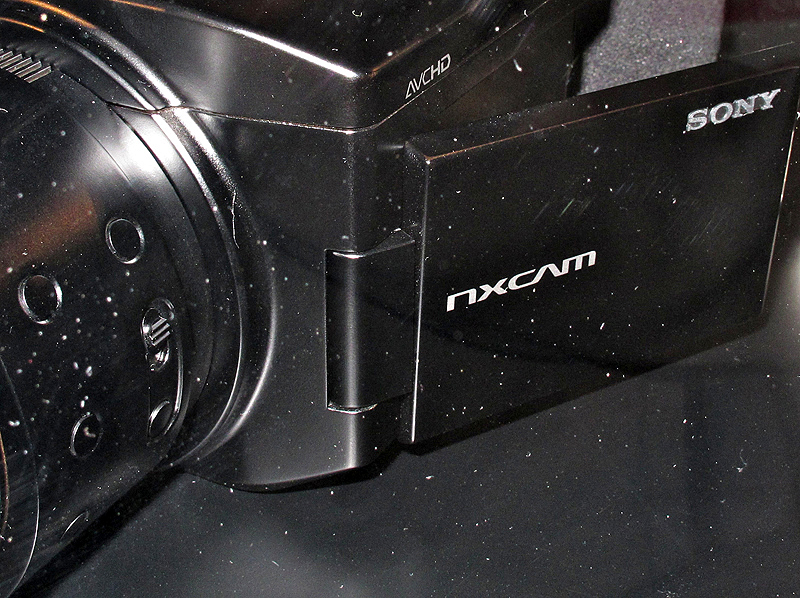 <b>円筒部分に操作リングといくつかのボタン類が見える</b>