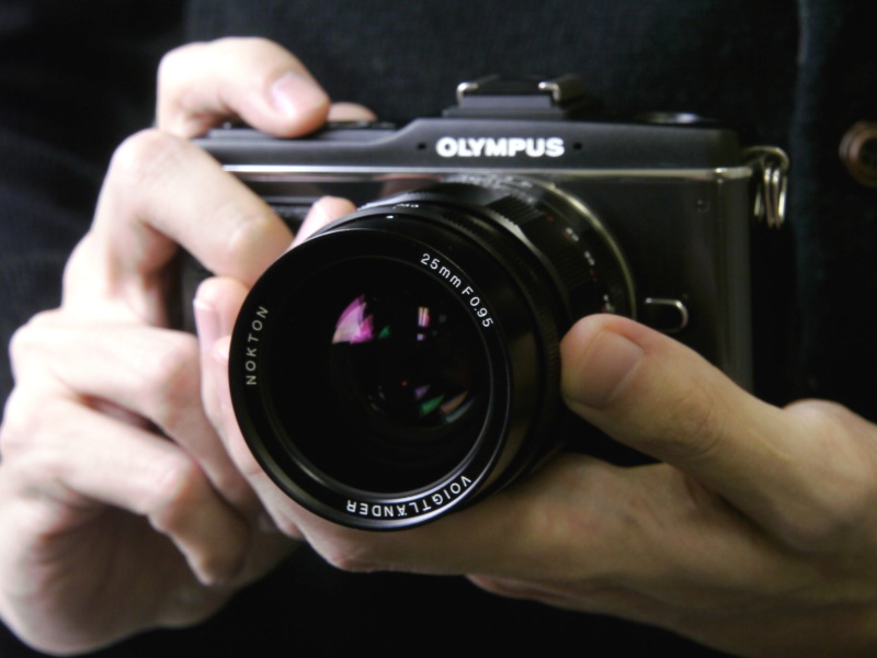 <b>NOKTON 25mm F0.95をE-P2ブラックに装着</b>