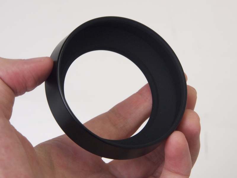 <b>金属製のフードが付属。52mm径のフィルターネジに装着する</b>