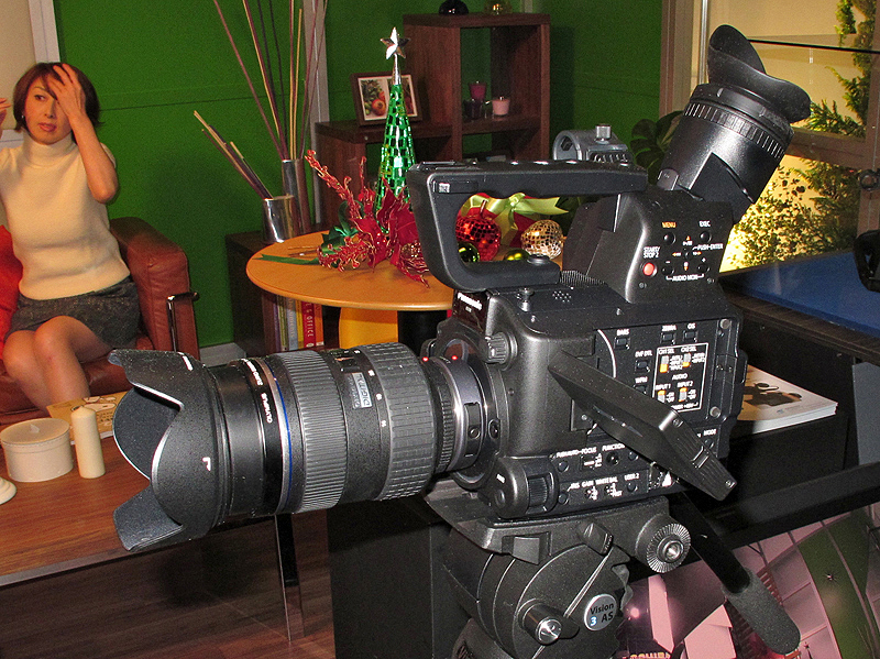 <b>マウントアダプターを介して、オリンパスのZUIKO DIGITAL ED 14-35mm F2 SWDを装着した展示もあった</b>