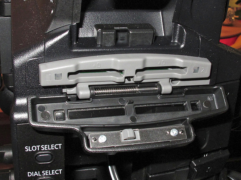 <b>SDXC/SDHC/SDメモリーカード対応のダブルスロットを搭載</b>