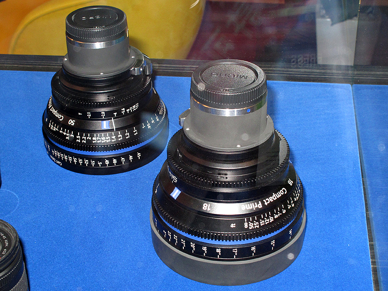 <b>ケース内には、18mmと50mmのマイクロフォーサーズ用コンパクトプライムがあった</b>