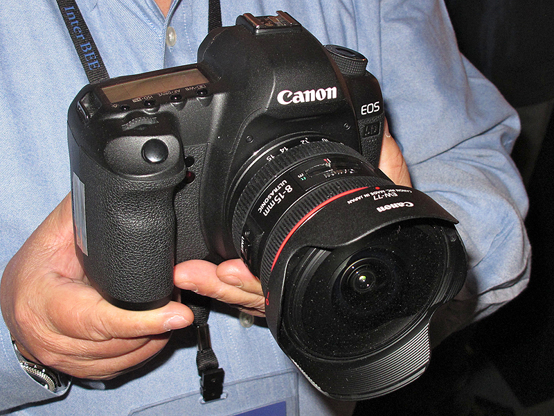<b>EF 8-15mm F4 L Fisheye USM（2011年3月発売）</b>