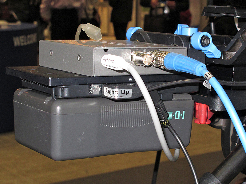 <b>BP-V3+トライポッドプラットフォーム。バッテリーの上にある薄い部分が本体</b>