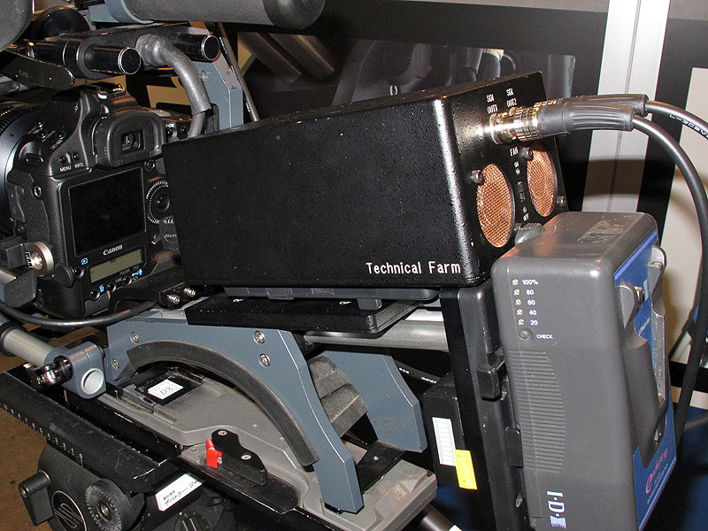 <b>これまで積み上げて搭載していた信号変換器や電源分配機などを1つのボックスに収めた</b>