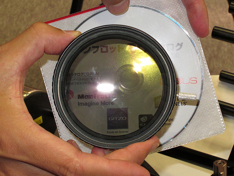 <b>可変NDフィルター。もっとも明るくしたところ（左）ともっとも透過量を減らしたところ（右）</b>