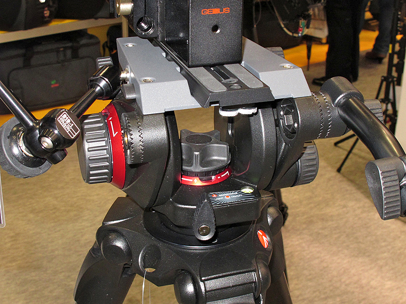 <b>504HD。“口”の形状にすることでトッププレートの面積を増やした</b>