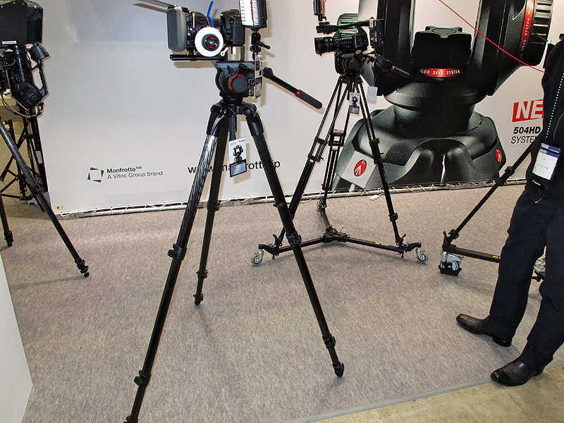 <b>504HDと脚のセットも用意。手前はカーボン三脚、奥はビデオ用三脚</b>