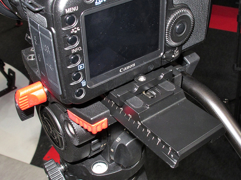 <b>背面からカメラを抑えるパーツも追加している</b>