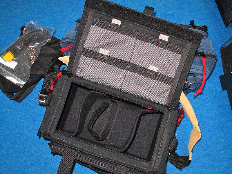 <b>SLR-1の内部。自在に曲がる仕切が付属する。フタ部分にはメモリーカードなど用のポケットも装備</b>