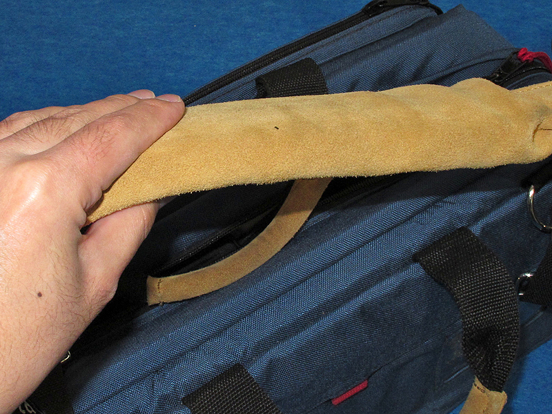 <b>ショルダーストラップのパッドはかなり厚め</b>
