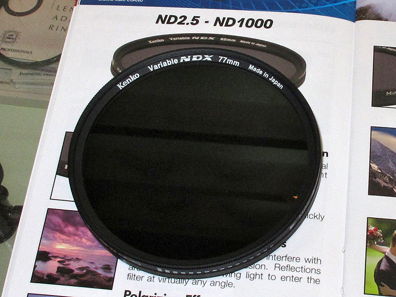 <b>Variable NDX ND2.5-ND1000。もっとも明るくしたところ（左）ともっとも暗くしたところ（右）</b>