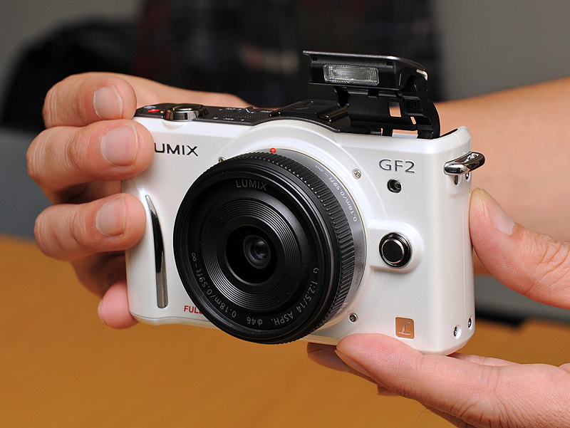 <b>ポップアップストロボを内蔵</b>