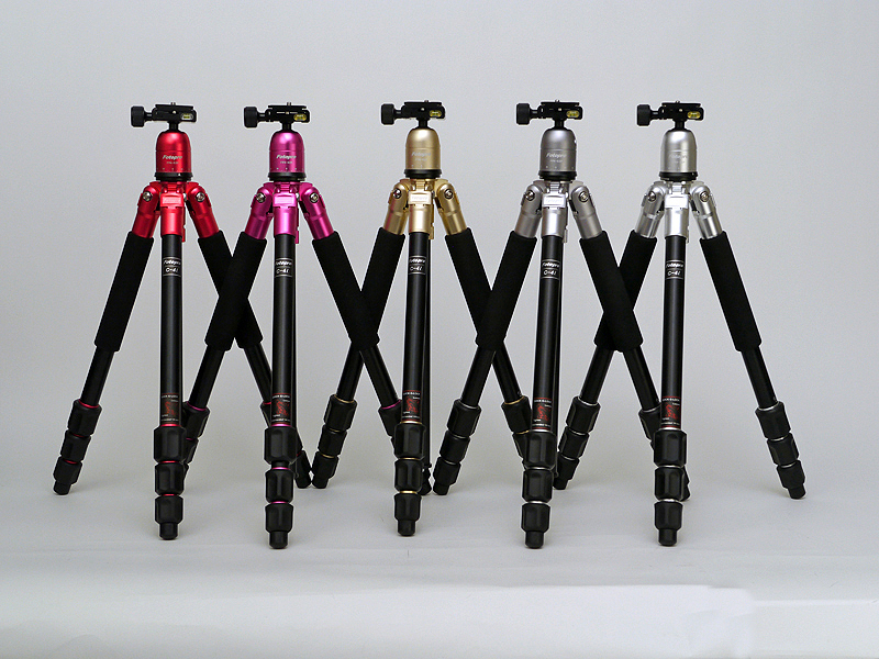 <b>FOTOPROカラーアルミ三脚C-4iは、全5色のラインナップ。左からレッド、ピンク、ゴールド、チタン、シルバー</b>