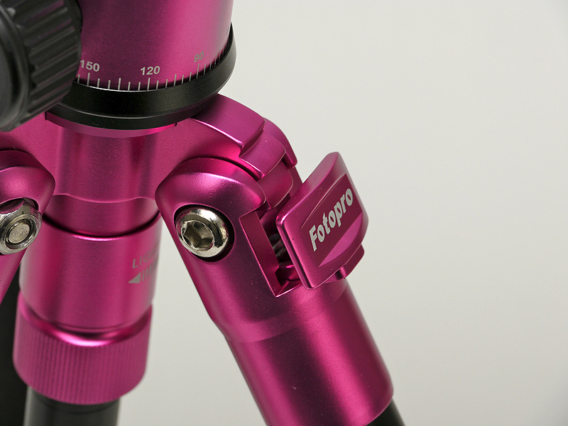 <b>引き出すタイプのロック機構で、3段階に開脚できる</b>