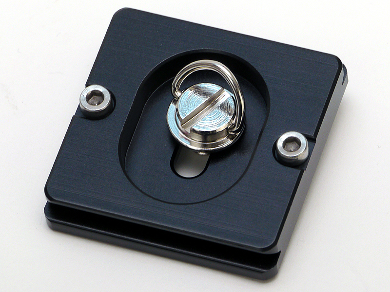 <b>シュープレートのカメラネジにはつまみが付いているが、小さくて回しづらい。しっかりと固定するためにコインを使いたい</b>