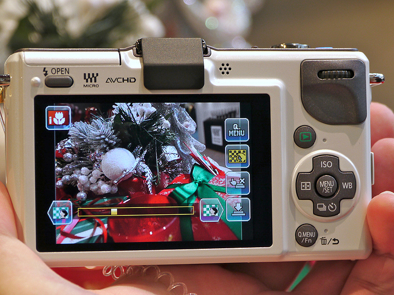 <b>新機能のぼかしコントロール。画面下のバーを動かしてボケ具合を調整できる</b>