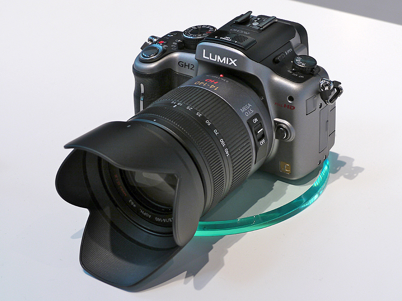<b>DMC-GH2も試すことができる。また、アクセサリー類の装着も可能</b>