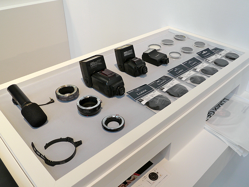 <b>DMC-GH2も試すことができる。また、アクセサリー類の装着も可能</b>