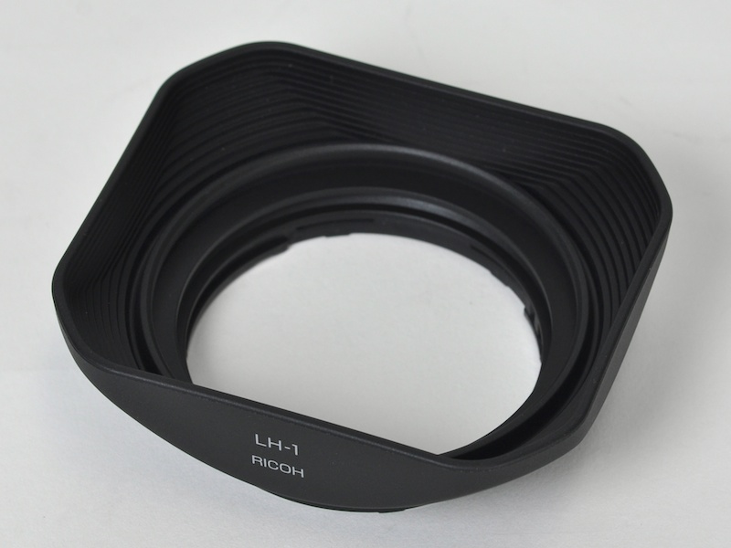 <b>レンズフードのLH-1。価格は2,835円</b>