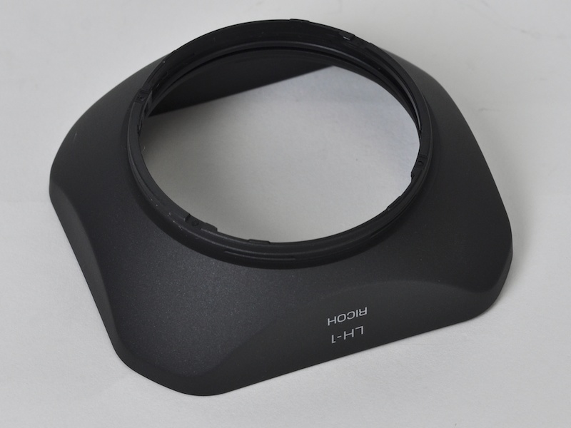 <b>レンズフードのLH-1。価格は2,835円</b>
