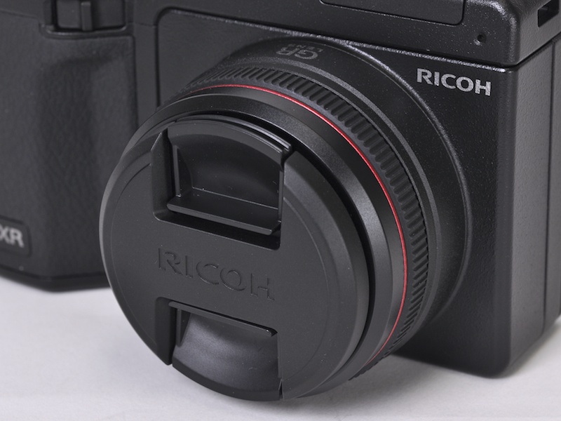 <b>バヨネット式の付属レンズキャップ。レンズフードLH-1装着時にも利用できる</b>