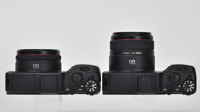 <b>GR LENS A12 50mm F2.5 MACRO（右）との比較</b>