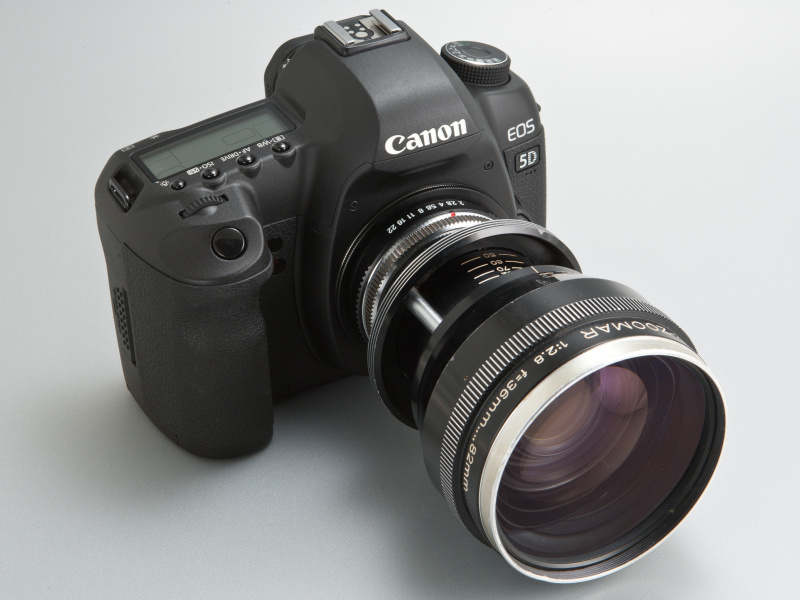 <b>このレンズを付けるだけで、現代的なEOSがクラシックスタイルに変貌する。このギャップがおもしろい</b>