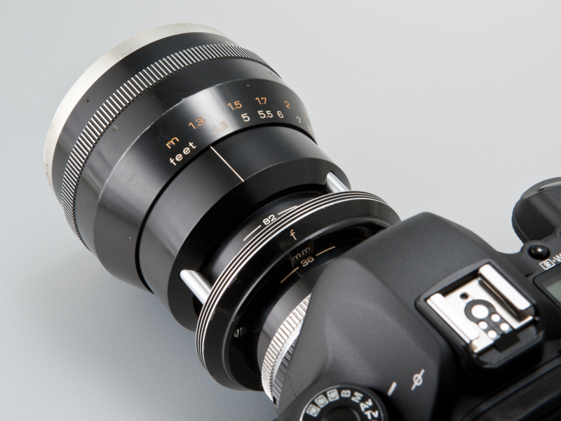 <b>最短撮影距離は1.3mだ。実際に使ってみると、寄り切れないという印象は否めないところだ</b>