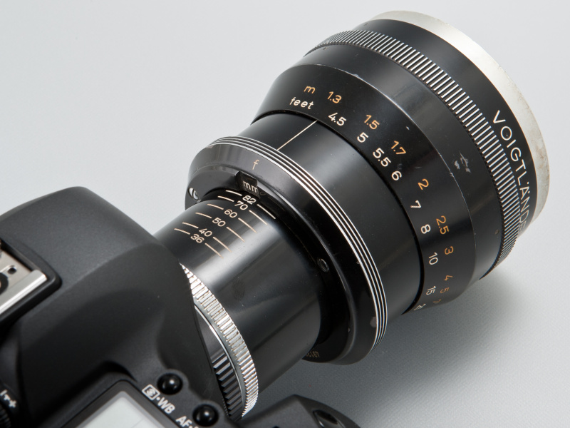 <b>ピント合わせをした後、中央のリングを前後に動かしてズーミングする。この操作スタイルは使いやすい</b>