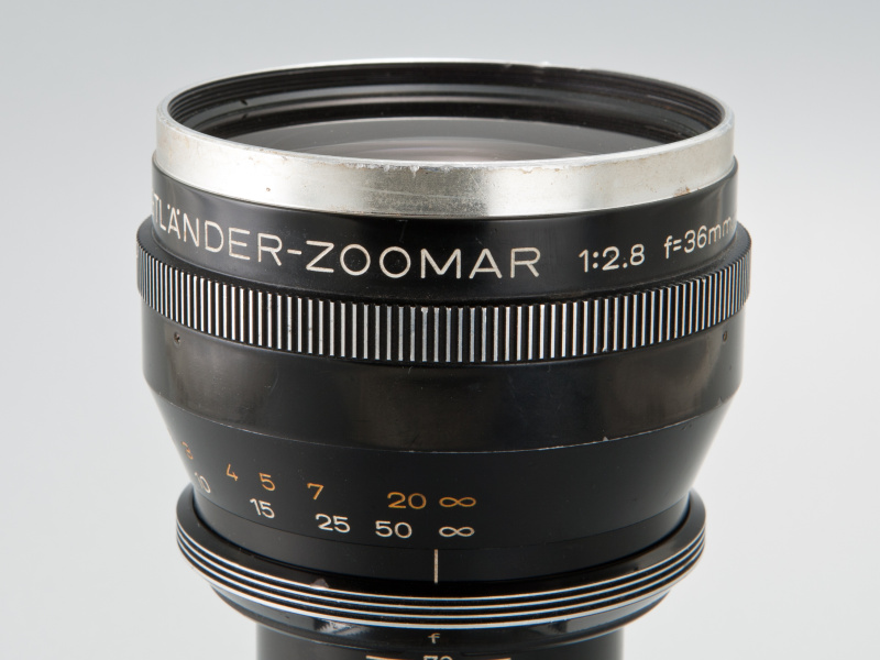 <b>フィルター径は77mmだ。ピントリング操作で前玉ごと回転するため、フードを付けるなら丸型がよいだろう</b>