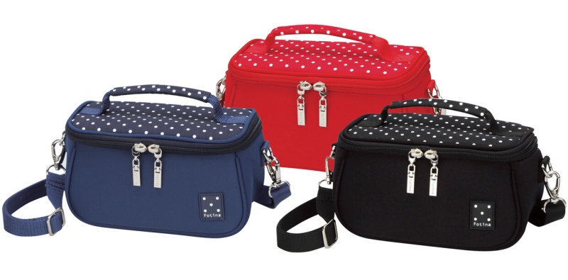 <b>フォティナ キャトルカメラバッグS（左からネイビー、レッド、ブラック）</b>