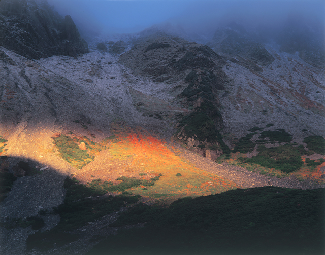 <b>光の帯、紅葉と新雪を際立たせる涸沢 (c)白籏史朗</b>