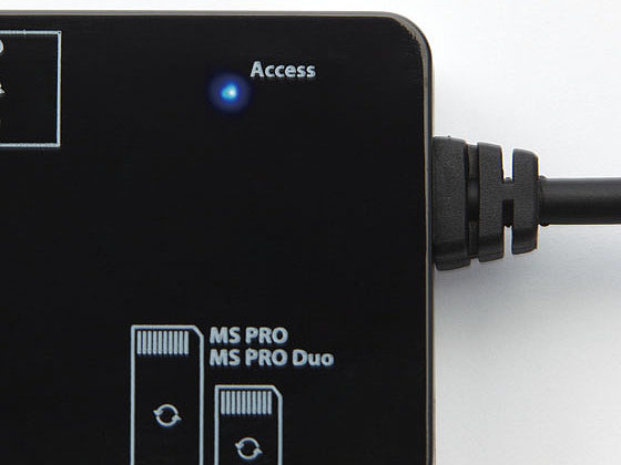 <b>ブルーのアクセスLEDを備える</b>