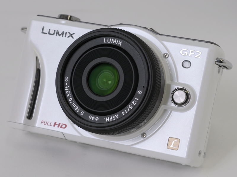 <b>LUMIX G 14mm F2.5 ASPH.を装着したDMC-GF2（シェルホワイト）</b>