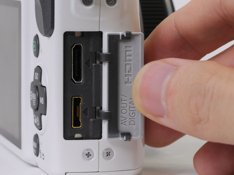 <b>側面にHDMI端子などを装備</b>