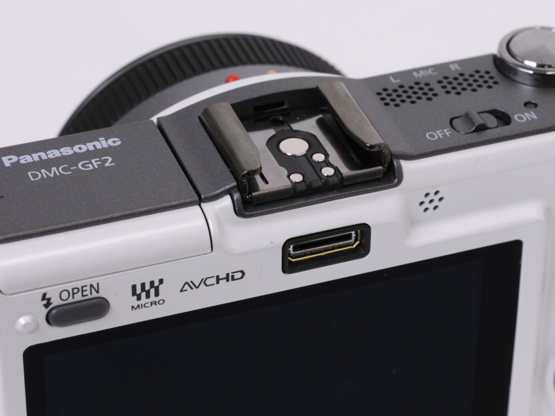 <b>ホットシュー周辺。ライブビューファインダーDMW-LVF1の装着にも引き続き対応する</b>